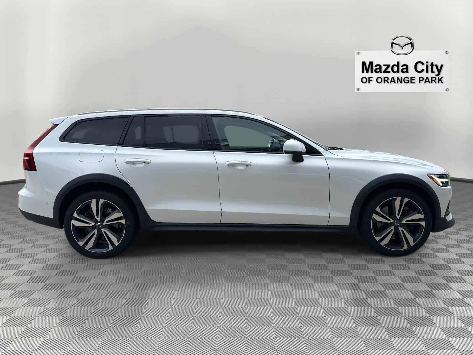 2023 Volvo V60 Cross Country B5 AWD Plus