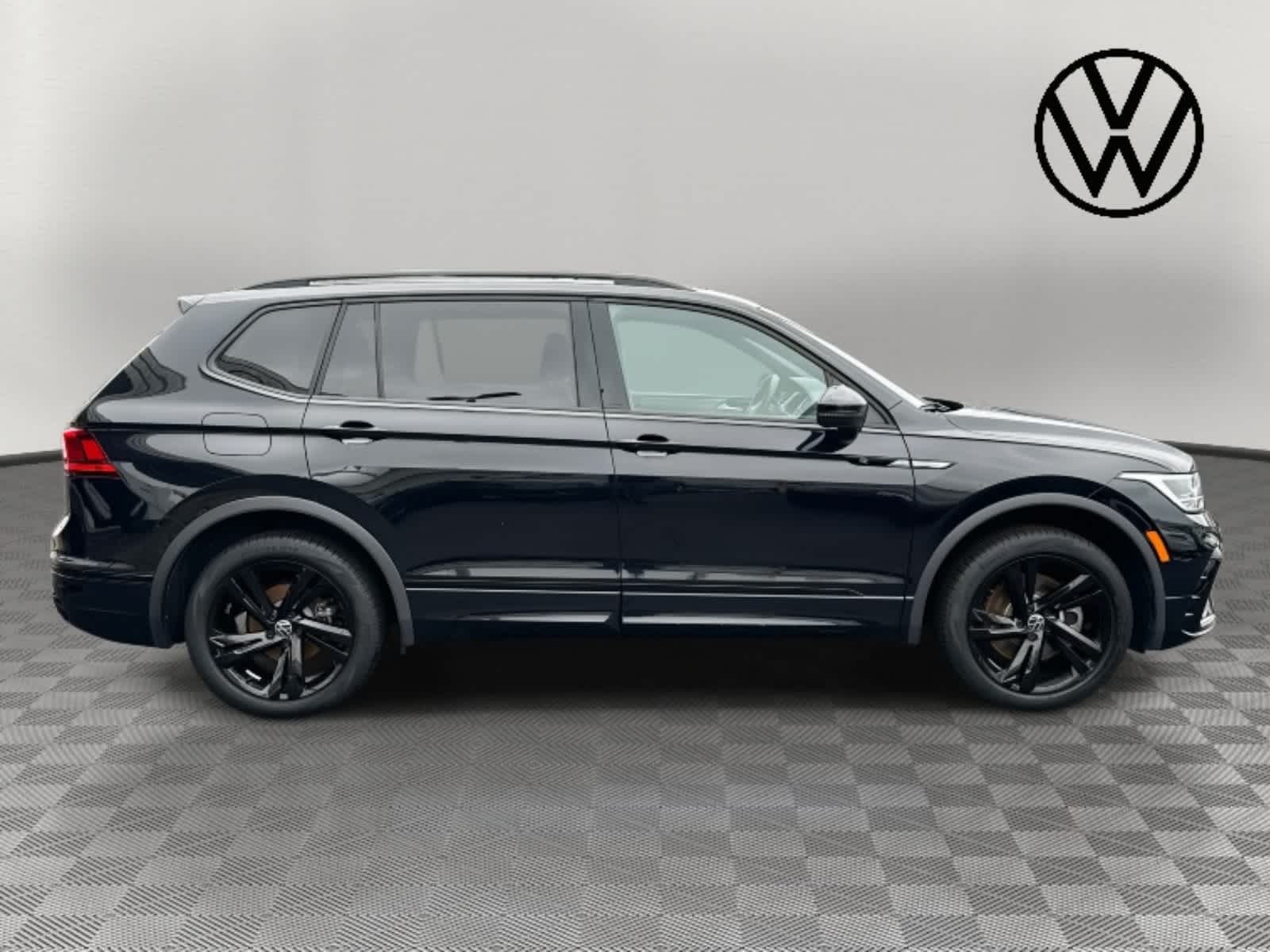 2024 Volkswagen Tiguan SE R-Line Black
