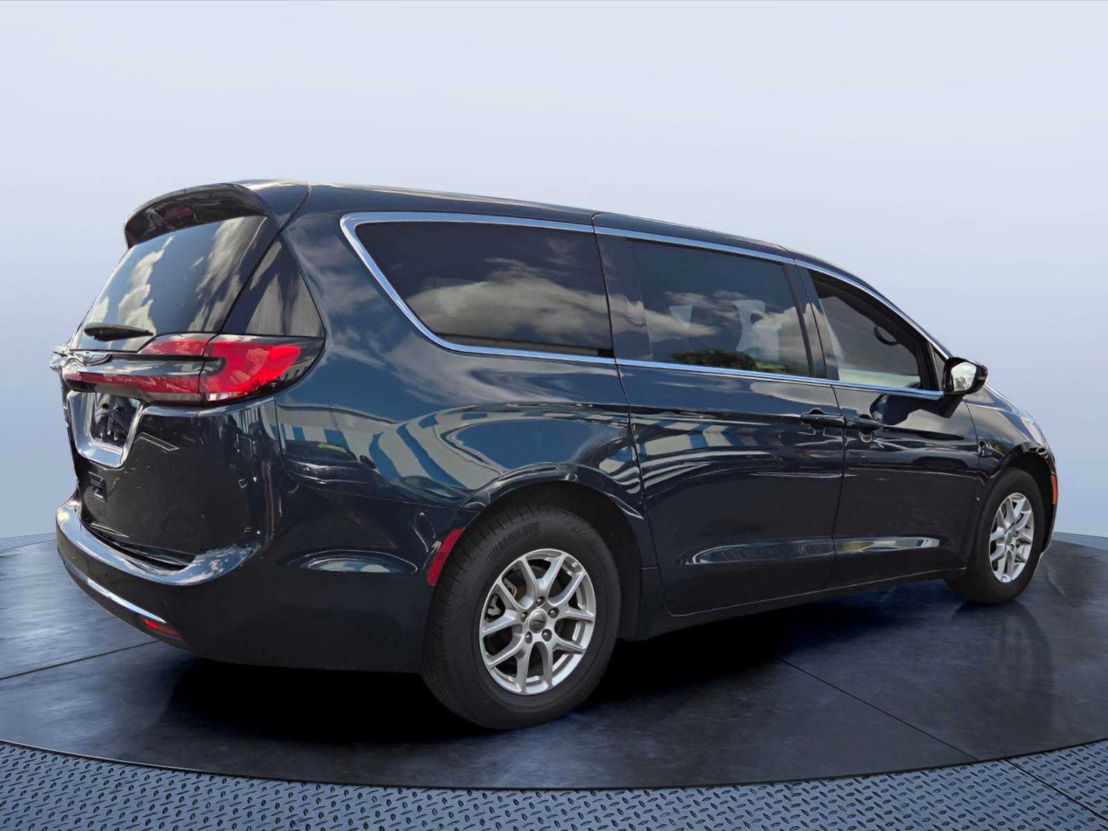 2025 Chrysler Pacifica Select