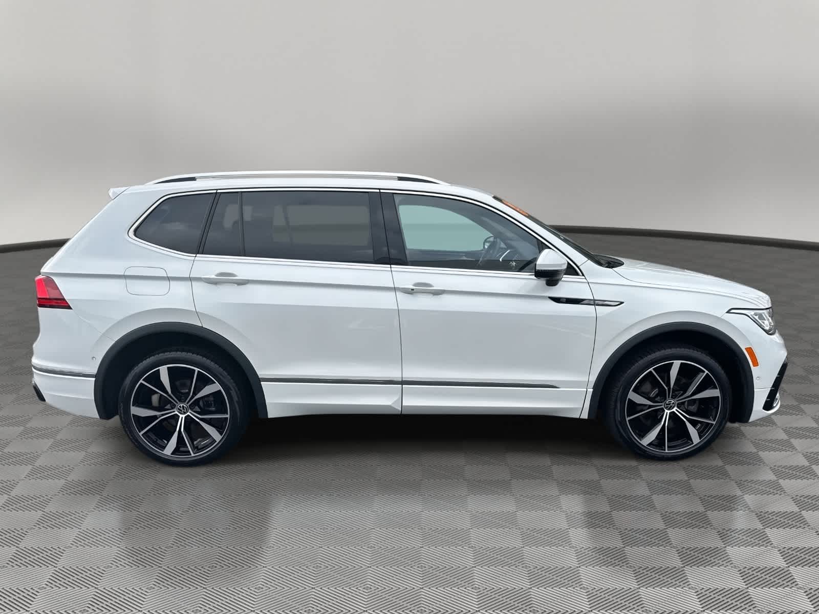 2023 Volkswagen Tiguan SEL R-Line
