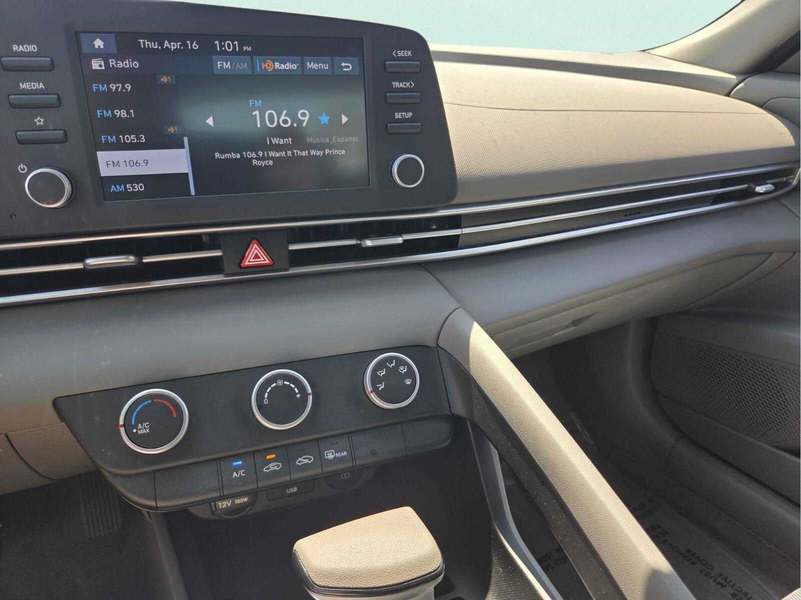 2024 Hyundai Elantra SE