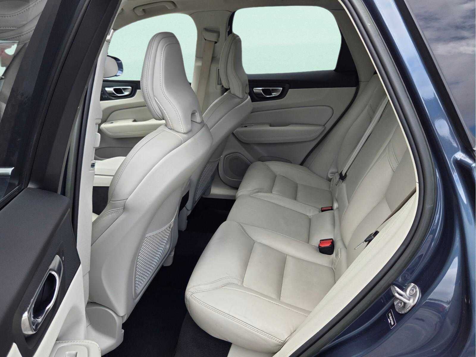 2023 Volvo XC60 Ultimate Bright Theme