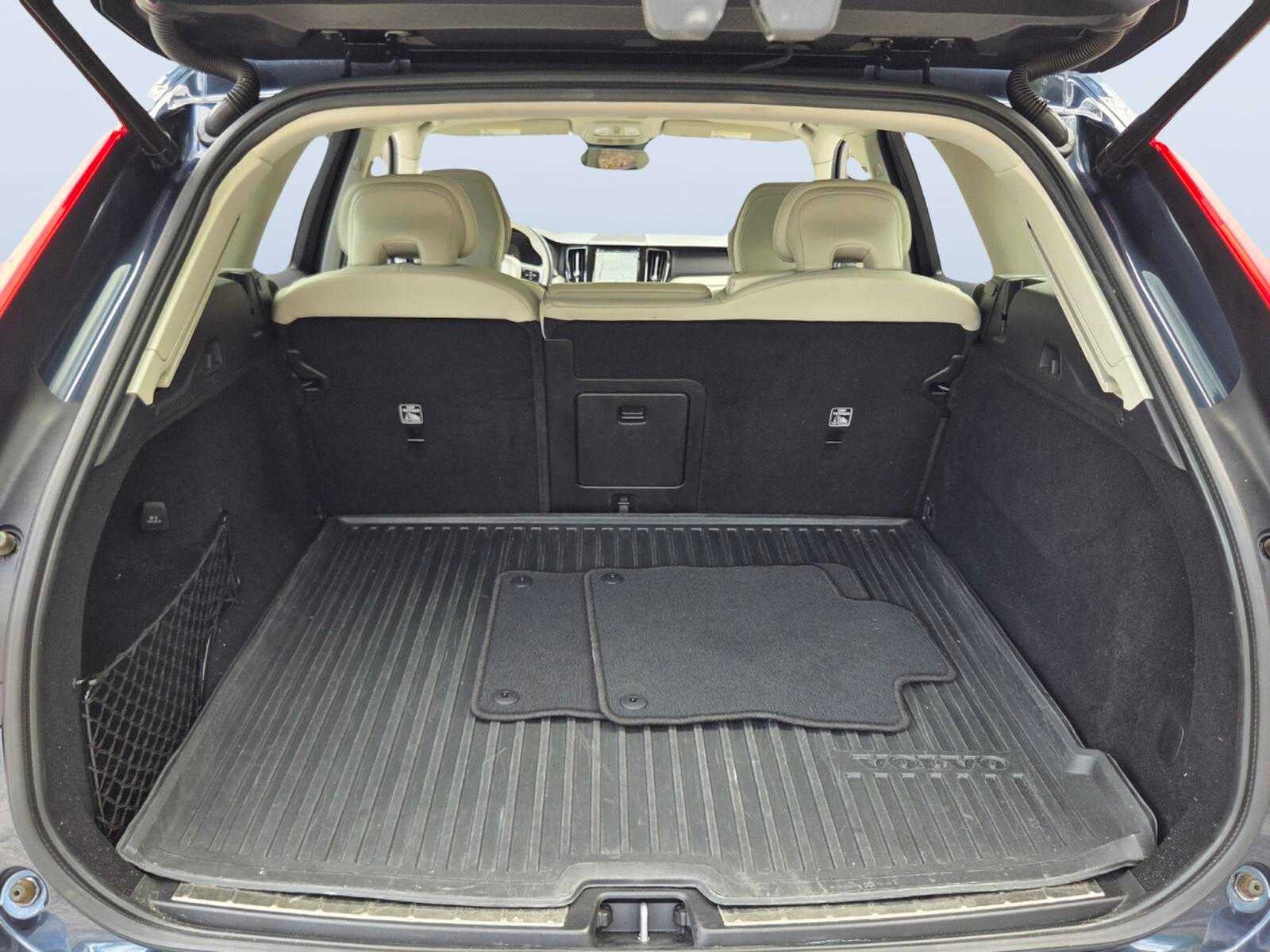 2023 Volvo XC60 Ultimate Bright Theme