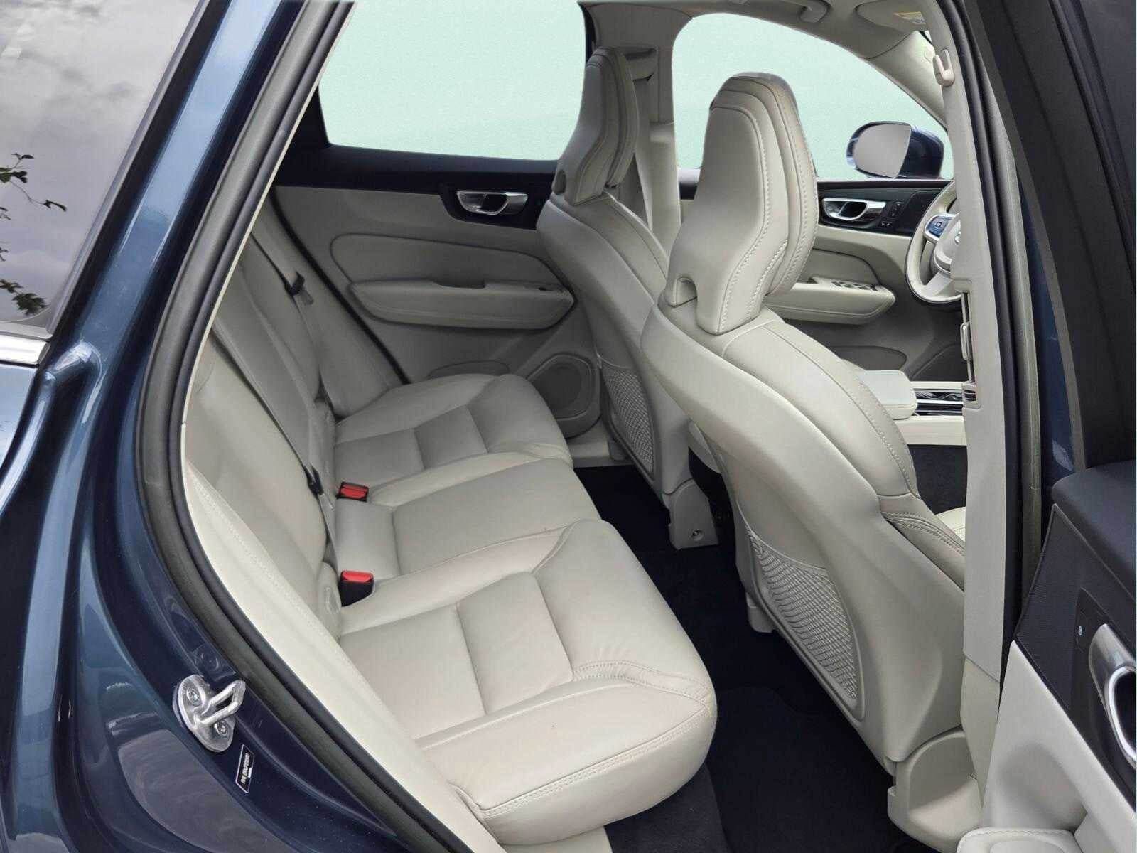 2023 Volvo XC60 Ultimate Bright Theme