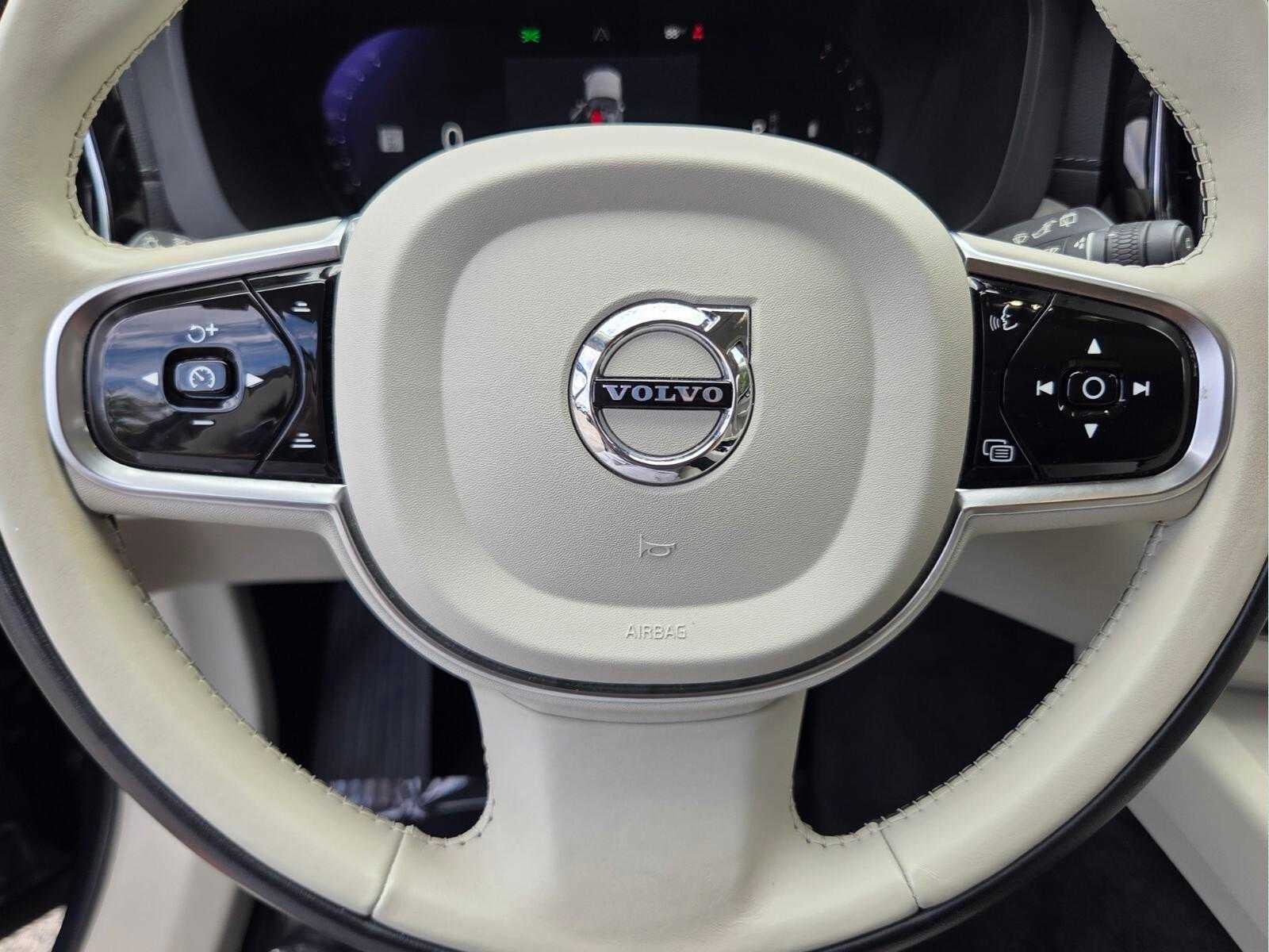 2023 Volvo XC60 Ultimate Bright Theme