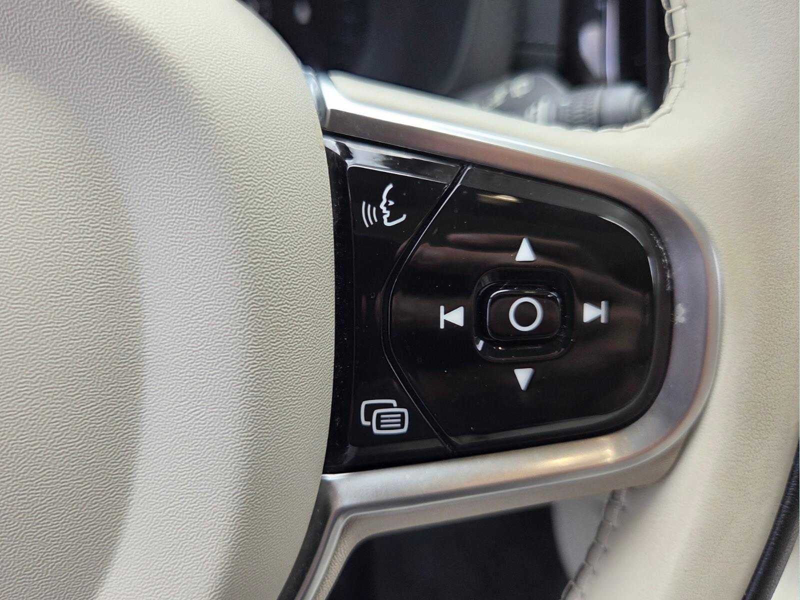 2023 Volvo XC60 Ultimate Bright Theme