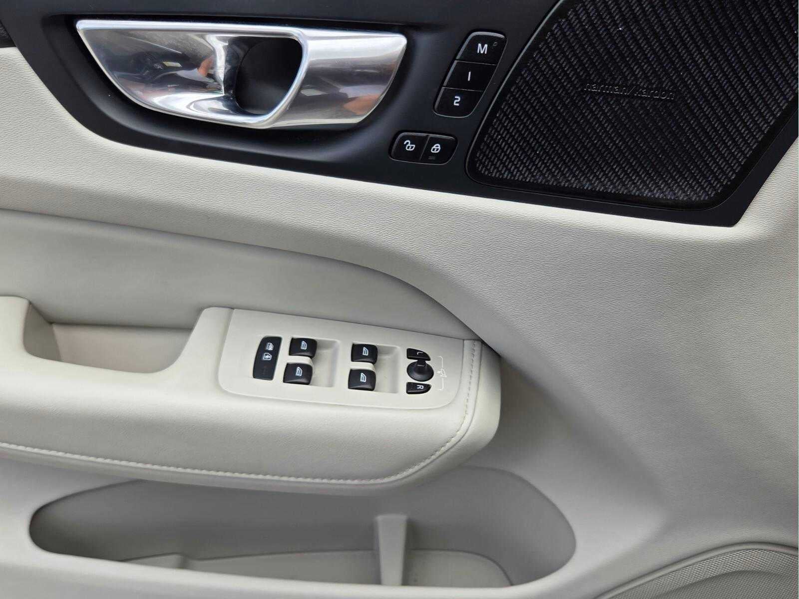 2023 Volvo XC60 Ultimate Bright Theme