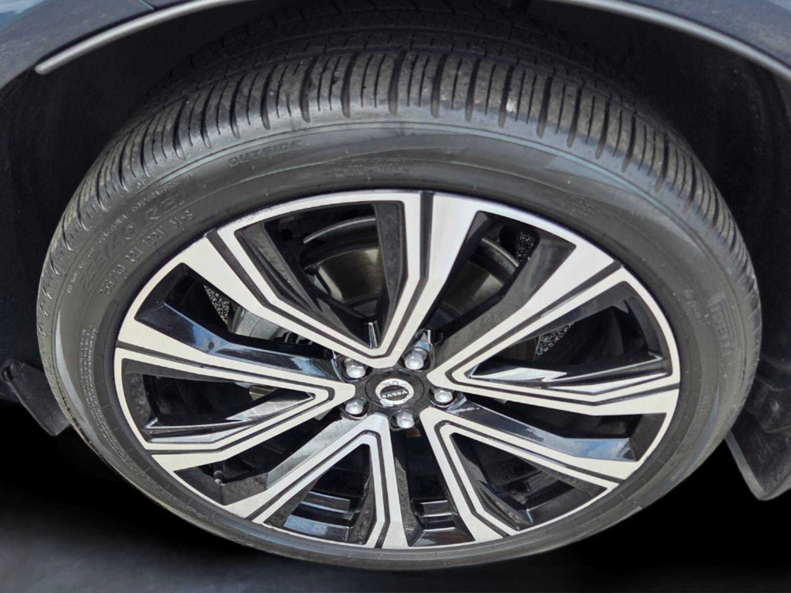 2023 Volvo XC60 Ultimate Bright Theme